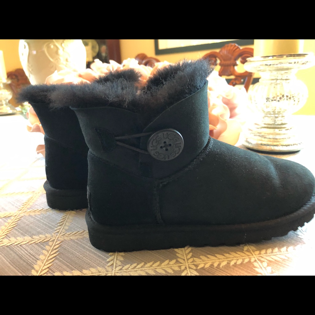 Ugg Women’s Bailey Button Shorties-Sz 6-New